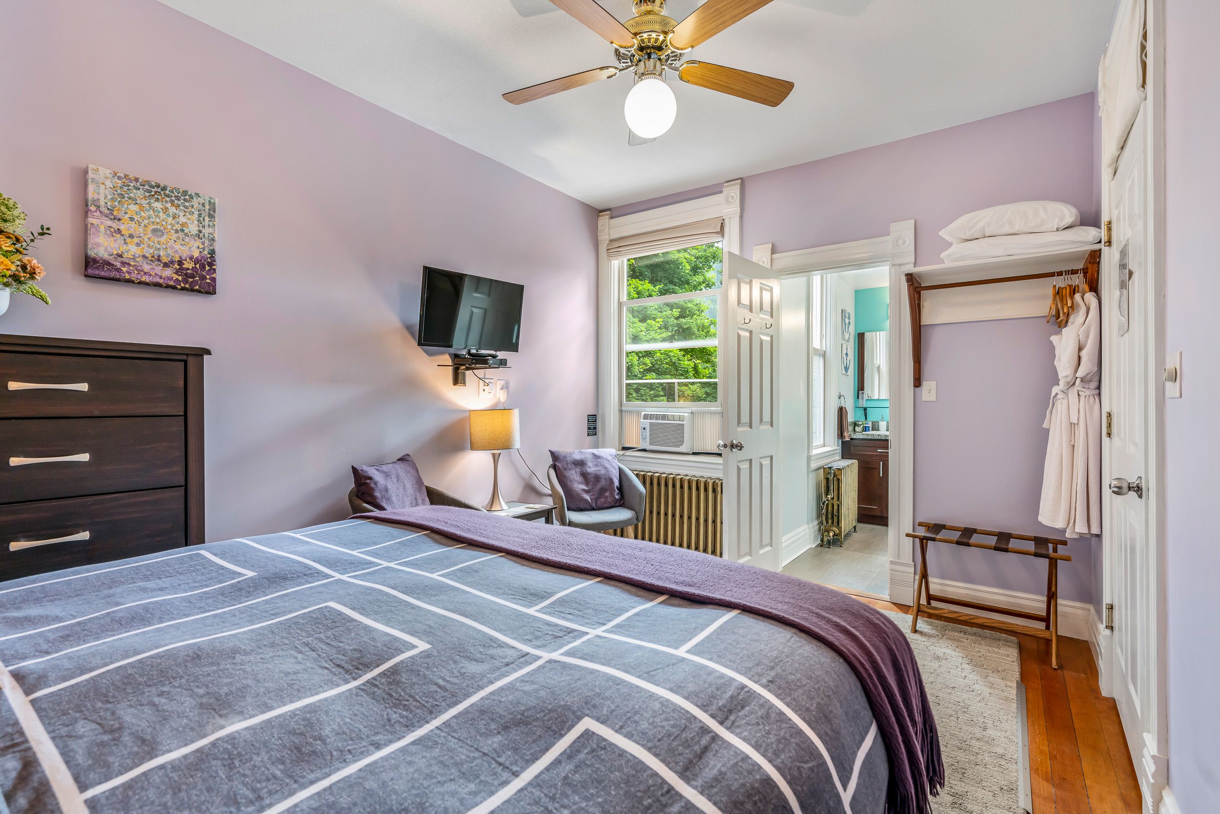 Aspen Room bedroom with queen bed and en suite bathroom